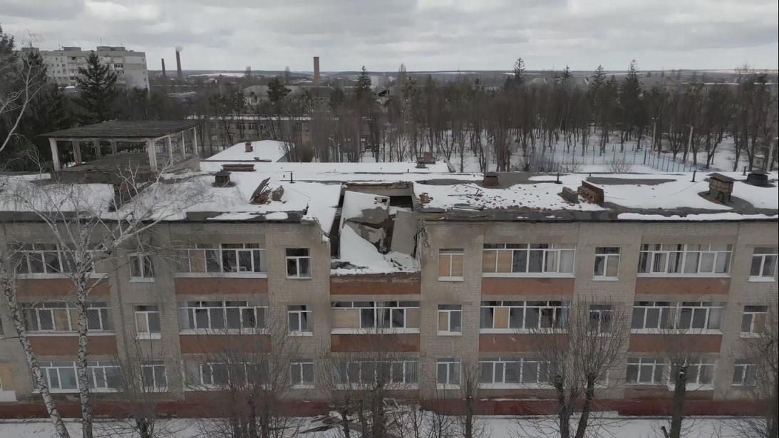 "Найбільше вцілів кабінет української мови та літератури": Леся Нікітюк завітала у зруйновану школу в Харкові